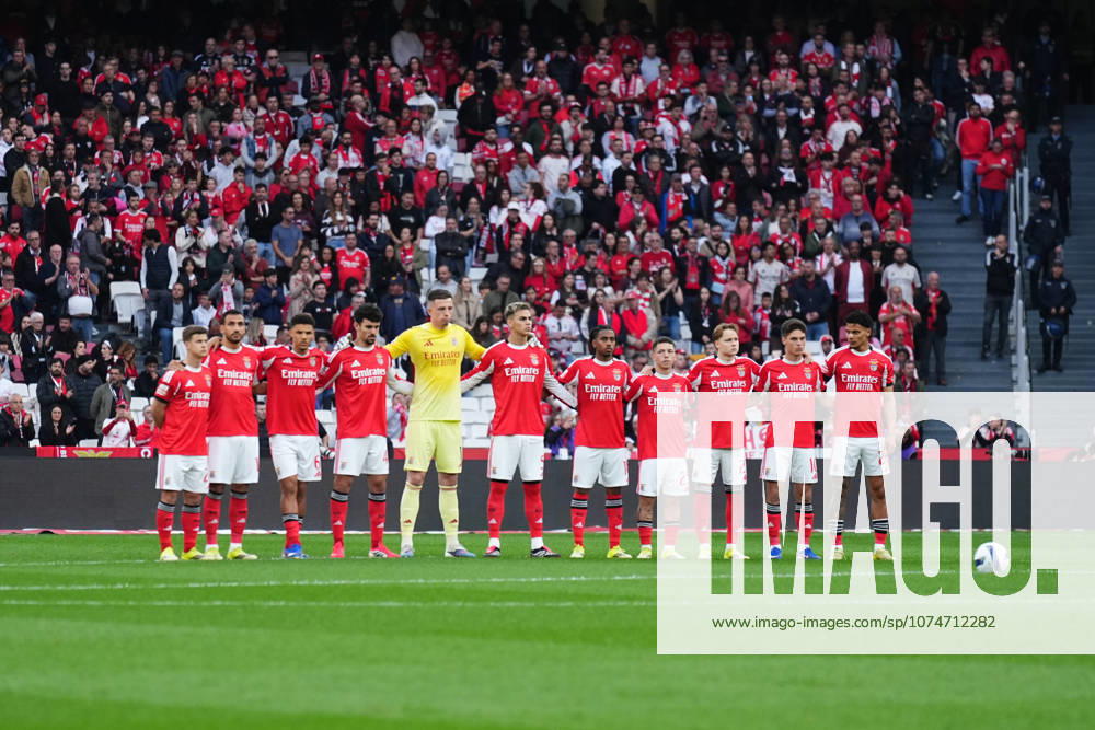 Liga Portugal Betclic - SL Benfica v Vitoria SC Equipa do SL Benfica durante o minuto de silencio antes da partida entre o SL Benfica e o Vitoria SC, a contar para a Liga Portugal Betclic no Estadio do Lisboa e Benfica - Marco 21, 2025 - Lisboa, Portugal. (Foto: Joao Alvarinhas - Avant Sports) Lisboa Estadio do Sport Lisboa e Benfica Portugal