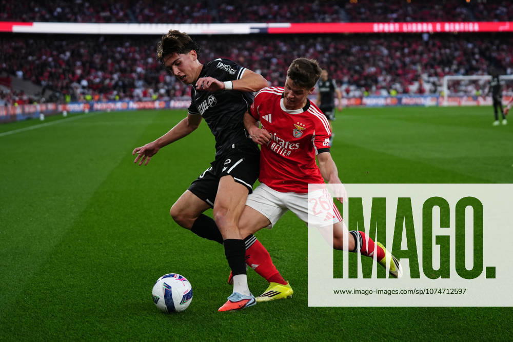 Liga Portugal Betclic - SL Benfica v Vitoria SC Miguel Nogueira do Vitoria SC e Samuel Dahl do SL Benfica disputam um lance durante a partida entre o SL Benfica e o Vitoria SC, a contar para a Liga Portugal Betclic no Estadio do Lisboa e Benfica - Marco 21, 2025 - Lisboa, Portugal. (Foto: Joao Alvarinhas - Avant Sports) Lisboa Estadio do Sport Lisboa e Benfica Portugal