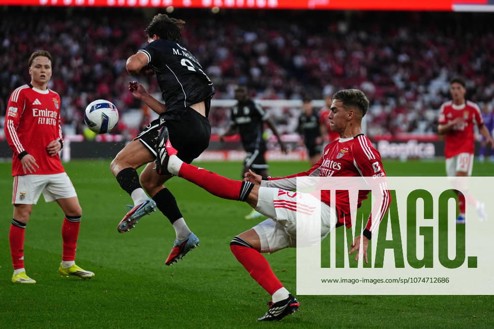 Liga Portugal Betclic - SL Benfica v Vitoria SC Enzo Barrenechea do SL Benfica corta uma bola durante a partida entre o SL Benfica e o Vitoria SC, a contar para a Liga Portugal Betclic no Estadio do Lisboa e Benfica - Marco 21, 2025 - Lisboa, Portugal. (Foto: Joao Alvarinhas - Avant Sports) Lisboa Estadio do Sport Lisboa e Benfica Portugal