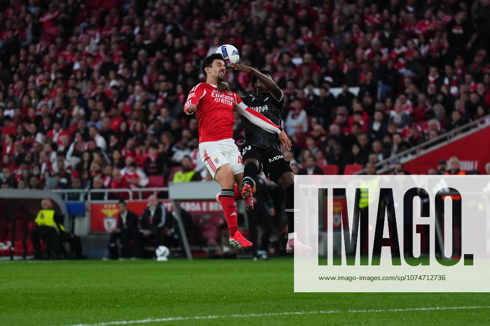 Liga Portugal Betclic - SL Benfica v Vitoria SC Tomas Araujo do SL Benfica e Oumar Camara do Vitoria SC disputam um lance durante a partida entre o SL Benfica e o Vitoria SC, a contar para a Liga Portugal Betclic no Estadio do Lisboa e Benfica - Marco 21, 2025 - Lisboa, Portugal. (Foto: Joao Alvarinhas - Avant Sports) Lisboa Estadio do Sport Lisboa e Benfica Portugal