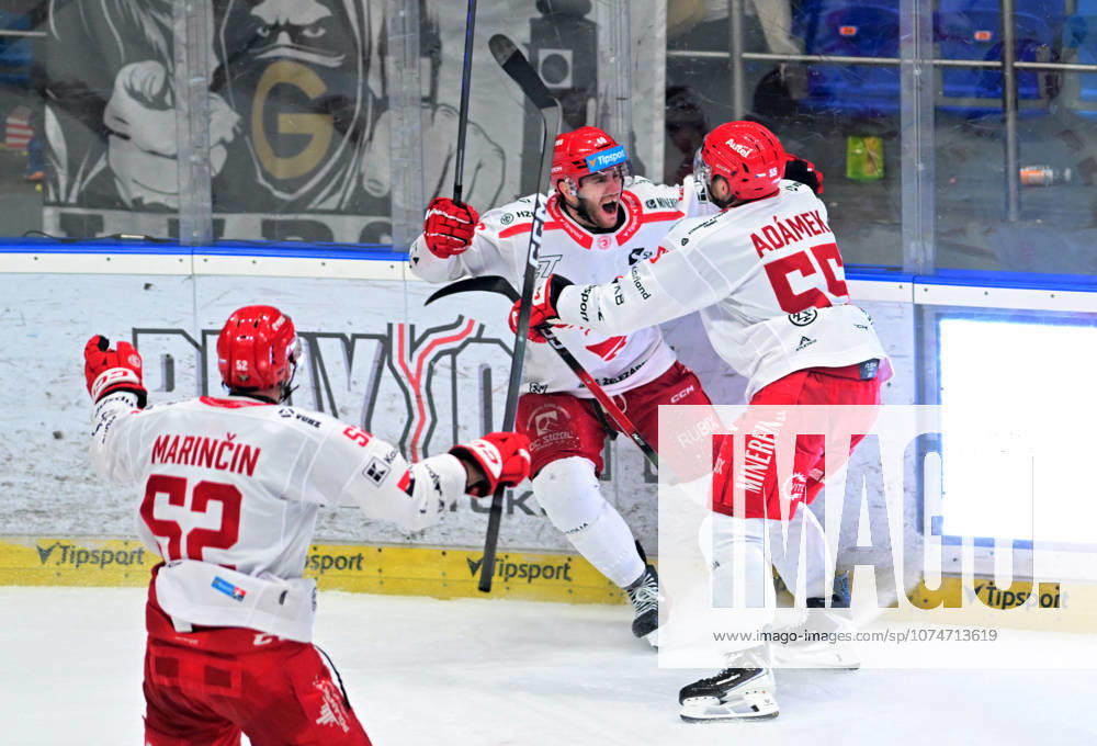 Druhy zapas ctvrtfinale play off hokejove extraligy: Mountfield Hradec Kralove - HC Ocelari Trinec, 21. brezna 2026, Hradec Kralove. Milos Roman z Trince (uprostred) se raduje z rozhodujici branky, vlevo Martin Marincin z Trince, vpravo Marian Adamek z Trince. (CTKxPhoto JosefxVostarek) CTKPhotoP2026032106267 CTKPhotoP2026032106267