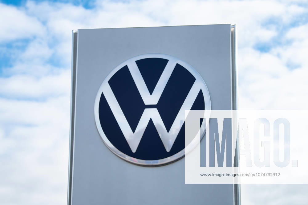 VW-Markenlogo, deutscher Automobilhersteller, Gewinneinbruch der Branche in Deutschland, Trier, 15. März 2026 VW Volkswagen brand logo, german car automobile manufacturer, profit collapse of industry in Germany, Trier, march 15th 2026 (License=RM) 24815444