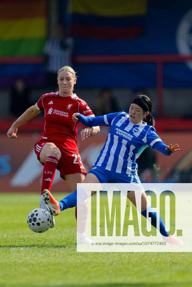 Football - FA Womens Super League - Brighton & Hove Albion FC Women v Liverpool FC Women CRAWLEY, ENGLAND - Sunday, March 22, 2026: Liverpool s Gemma Bonner is challenged by Brighton & Hove Albion s Fuka Tsunoda (R) during the FA Womens Super League match between Brighton & Hove Albion FC Women and Liverpool FC Women at Broadfield Stadium. (Photo by David Rawcliffe Propaganda) CRAWLEY Broadfield Stadium WEST SUSSEX ENGLAND