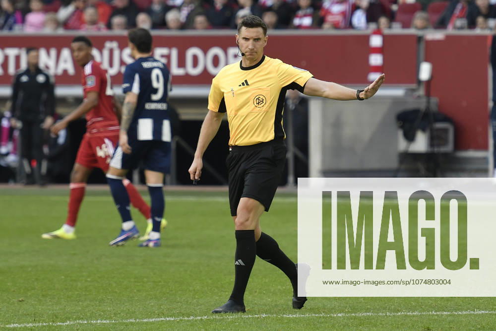 Referee Eric Weisbach gestures gestures gestures 22 03 2026 ¢ Soccer ¢ Fortuna Duesseldorf vs Hertha BSC, Merkur Spiel Arena, Duesseldorf, DFB DFL REGULATIONS PROHIBIT ANY USE OF PHOTOGRAPHS AS IMAGE SEQUENCES AND OR QUASI VIDE