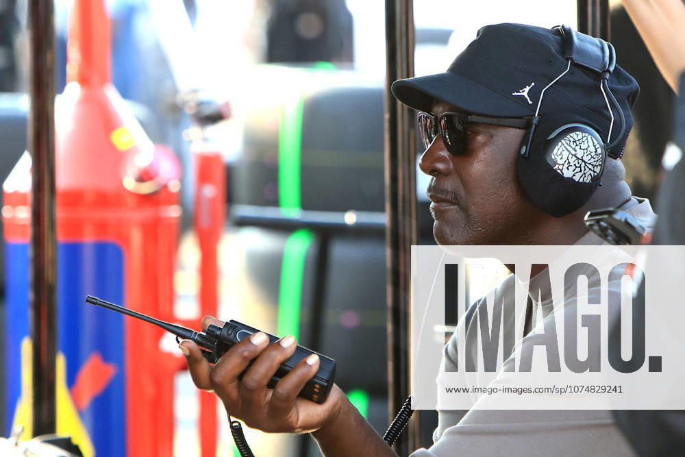 DARLINGTON, SC - MARCH 22: Michael Jordan watches the on track action from the pit box of Bubba Wallace ( 23 23XI Racing Columbia Toyota) during the running of the NASCAR, Motorsport, USA Cup Seies Goodyear 400 on March 22, 2026 at Darlington Raceway in Darlington S.C. (Photo by Jeff Robinson Icon Sportswire) AUTO: MAR 22 NASCAR Cup Series Goodyear 400 Icon2603221812400
