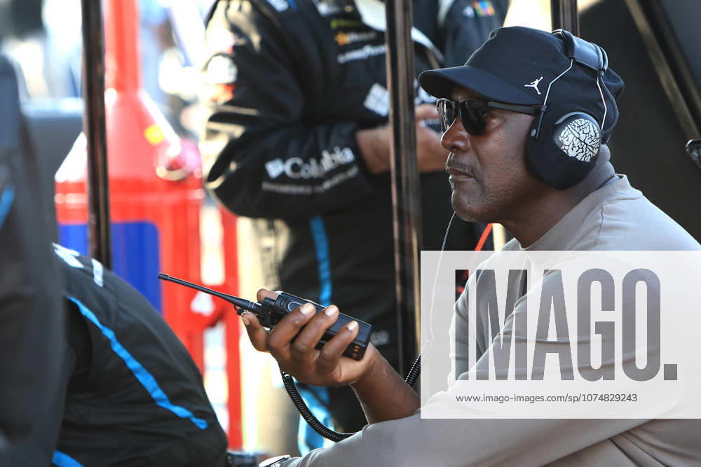 DARLINGTON, SC - MARCH 22: Michael Jordan watches the on track action from the pit box of Bubba Wallace ( 23 23XI Racing Columbia Toyota) during the running of the NASCAR, Motorsport, USA Cup Seies Goodyear 400 on March 22, 2026 at Darlington Raceway in Darlington S.C. (Photo by Jeff Robinson Icon Sportswire) AUTO: MAR 22 NASCAR Cup Series Goodyear 400 Icon2603221847400
