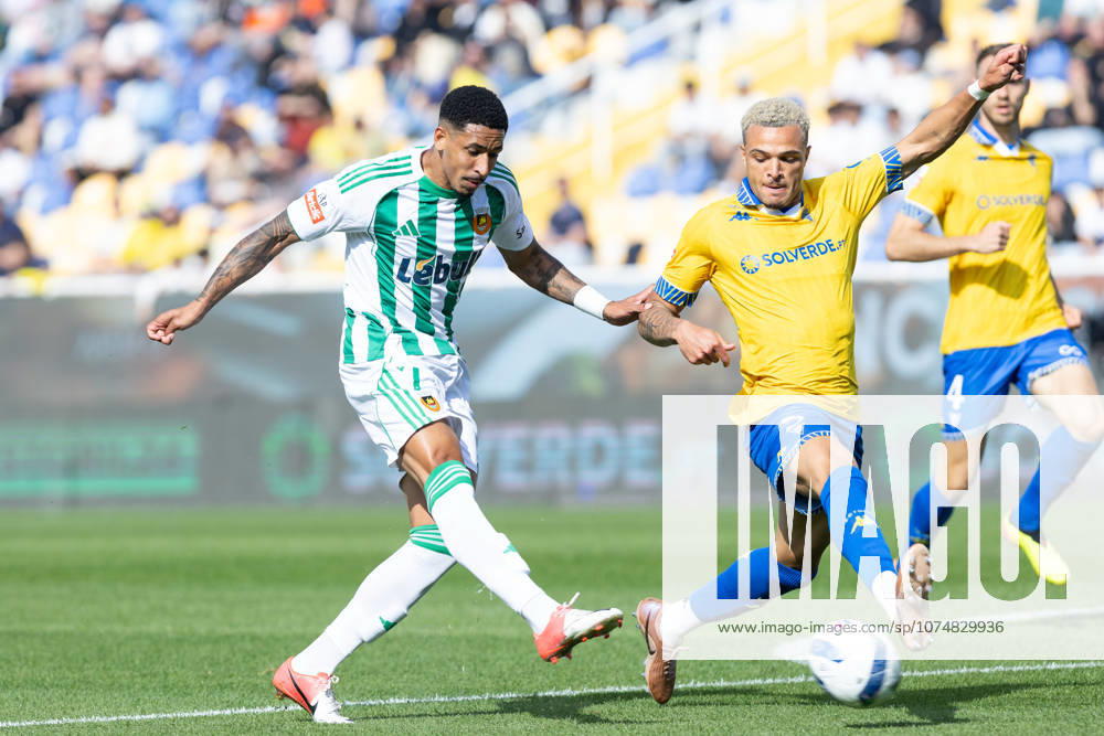 Rio Ave forward from Brazil DIOGO BEZERRA (7) and Estoril defender from Belgium ANTEF TSOUNGUI (5) in action during the game for Liga Portugal Betclic between Estoril Praia and Rio Ave at Estadio Antonio Coimbra da Mota Estoril Portugal - ZUMAs359 20260322_zsp_s359_044