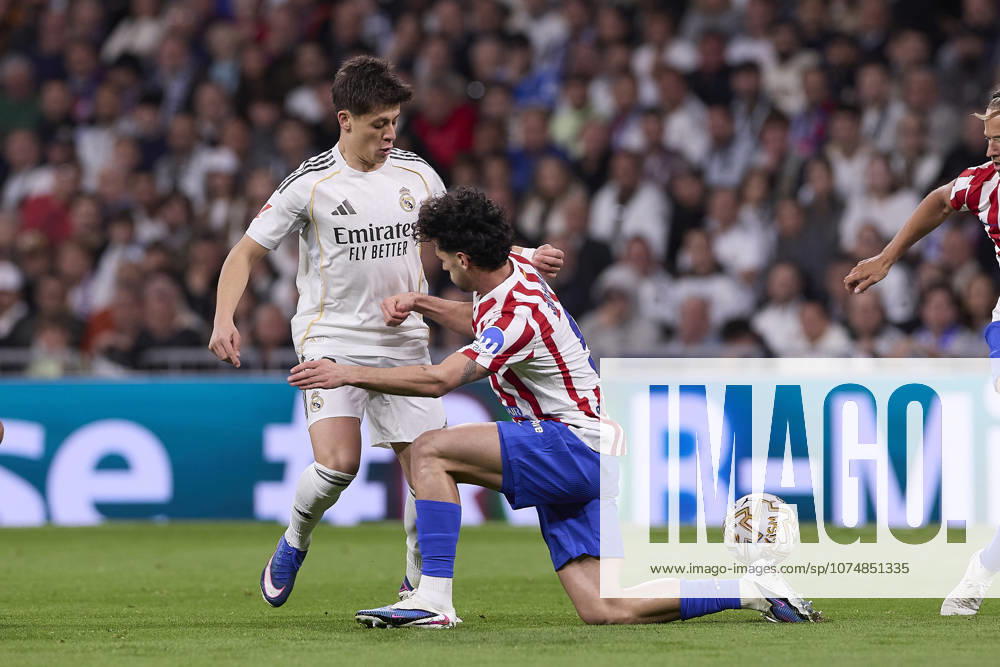 Real Madrid CF Vs Atletico Madrid in Spain - 22 Mar 2026 Arda Guler (L) of Real Madrid CF and Jhonny Cardoso (R) of Atletico Madrid seen in action during the LaLiga EA Sports 2025 2026 week 29 football match between Real Madrid CF and Atletico Madrid at Santiago Bernabeu stadium. Final score: Real Madrid CF 3:2 Atletico Madrid. Madrid Spain