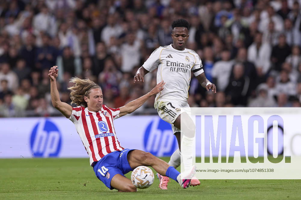 Real Madrid CF Vs Atletico Madrid in Spain - 22 Mar 2026 Marcos Llorente (L) of Atletico Madrid and Vinicius Junior (R) of Real Madrid CF seen in action during the LaLiga EA Sports 2025 2026 week 29 football match between Real Madrid CF and Atletico Madrid at Santiago Bernabeu stadium. Final score: Real Madrid CF 3:2 Atletico Madrid. Madrid Spain