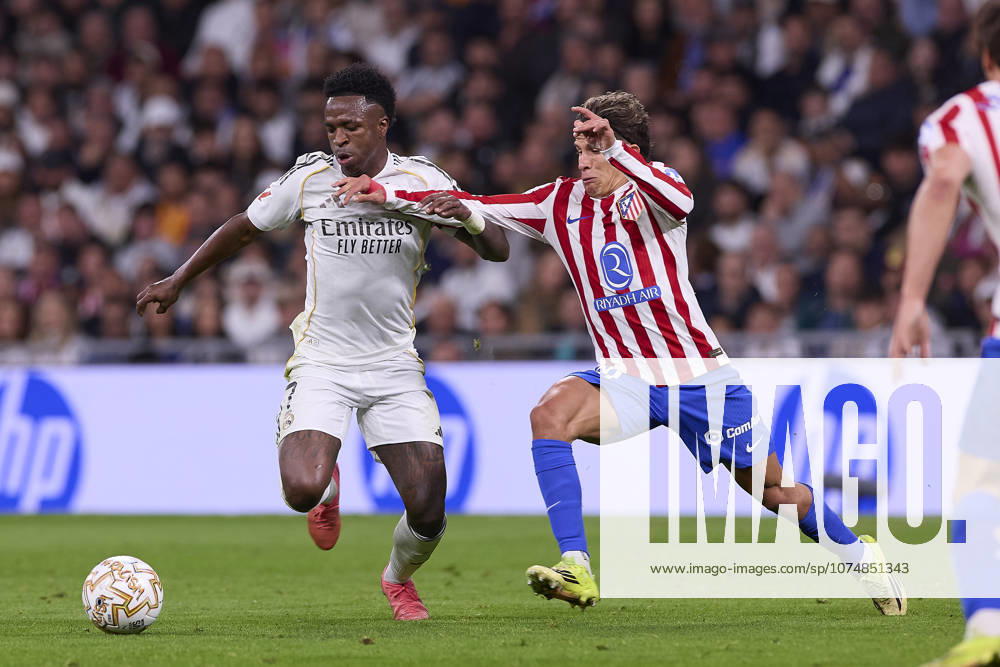 Real Madrid CF Vs Atletico Madrid in Spain - 22 Mar 2026 Vinicius Junior (L) of Real Madrid CF and Giuliano Simeone (R) of Atletico Madrid seen in action during the LaLiga EA Sports 2025 2026 week 29 football match between Real Madrid CF and Atletico Madrid at Santiago Bernabeu stadium. Final score: Real Madrid CF 3:2 Atletico Madrid. Madrid Spain