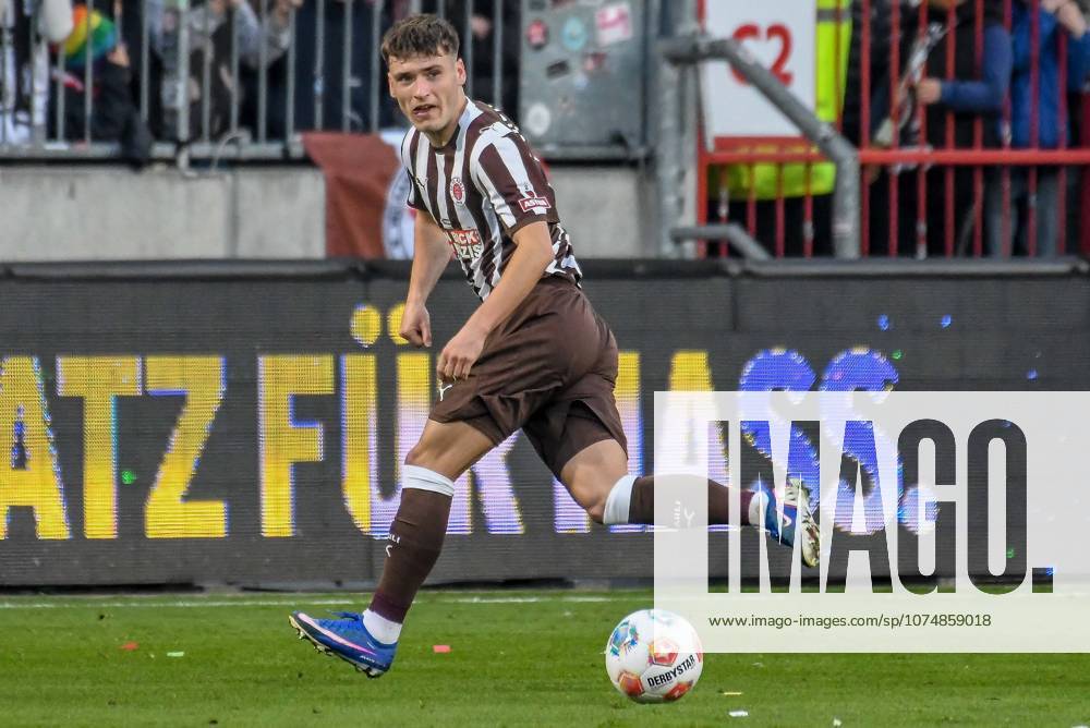 Arkadiusz Pyrka Pauli on the ball Germany , Hamburg , Millerntorstadion , Football , 1 Bundesliga , FC St Pauli SC Freiburg