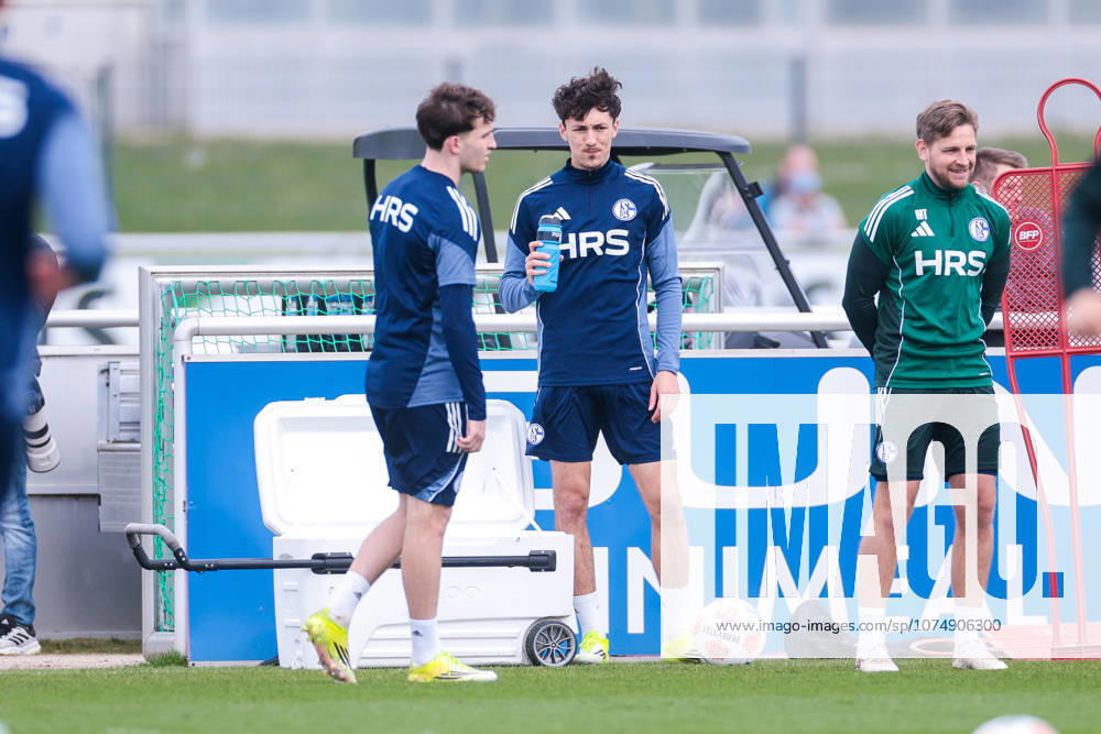 Football, Training of FC Schalke 04 v l Vitalie Becker FC Schalke 04 , Max Hauswirth FC Schalke 04 drink Gelsenkirchen Training ground FC Schalke 04 NRW Germany xRHR PHOTO YYx