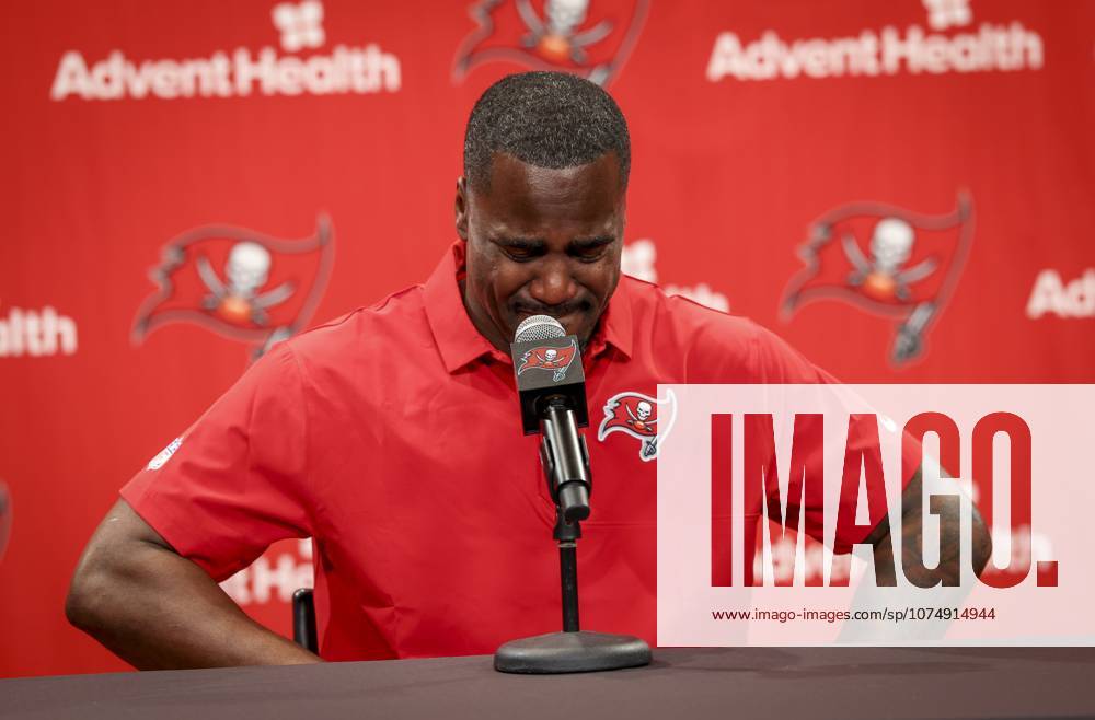 Tampa Bay Buccaneer Lavonte David becomes emotional while talking about his parents during his retirement announcement Tuesday, March 24, 2026 in Tampa. Florida News - March 24, 2026 - ZUMAs70_ 20260324_zan_s70_042