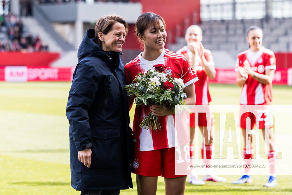 Google Pixel Womens Bundesliga, FC Bayern Munich 1 FC Nuremberg 28 03 2026 Momoko Tanikawa FC Bayern Munich, 18 is honored by Bianca Rech Director Womens Football FC Bayern Munich for winning the Asian Championships Google Pixel Womens Bundesliga, FC Bayern Munich 1 FC Nuremberg, Munich, FC Bayern Campus on 28 03 2026 DFB REGULATIONS PROHIBIT ANY USE OF PHOTOGRAPHS AS IMAGE SEQUENCES AND OR QUASI VIDEO