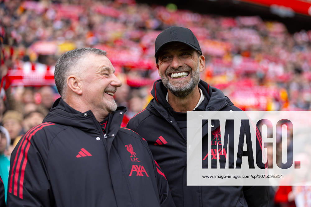 Football - LFC Foundation Friendly - Liverpool FC Legends v Borussia Dortmund Legends LIVERPOOL, ENGLAND - Saturday, March 28, 2026: Liverpool s assistant manager Jürgen Klopp and John Aldridge before the LFC Foundation match between Liverpool FC Legends and Borussia Dortmund Legends at Anfield. (Photo by David Rawcliffe Propaganda) LIVERPOOL Anfield MERSEYSIDE ENGLAND