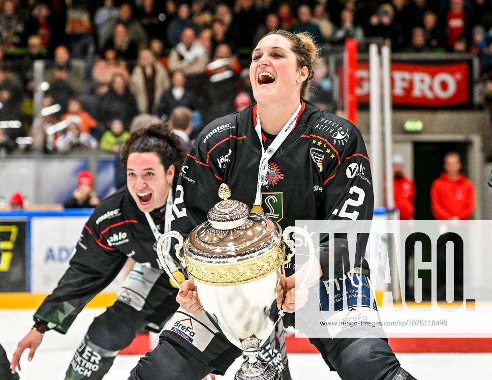 GER, DFEL, playoff final, ECDC Memmingen Indians vs Eisbären Berlin 28 03 2026, Alpha Cooling Arena am Huehnerberg, Memmingen, GER, DFEL, playoff final, ECDC Memmingen Indians vs Eisbären Berlin, award ceremony in the picture Nara Elia Memmingen, 7 , Antje Sabautzki Memmingen, 12 with trophy, jubilation, joy, emotions nordphotoxGmbHx xHafner nph00200