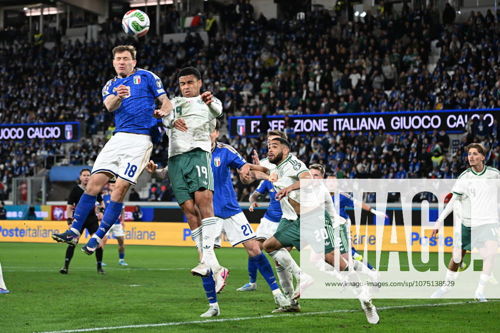 Soccer, FIFA World Cup, WM, Weltmeisterschaft, Fussball 2026 match between Italy-North Ireland Nicolo Barella of Italy,Shea Charles of North Ireland,Brodie Spencer of North Ireland during playoff qualifier Fifa World Cup 2026 match between Italy-North Ireland at the gewiss stadium, Italy, March 26th, 2026. Imago-Images Emmefoto