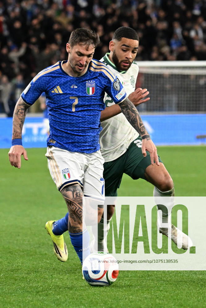 Soccer, FIFA World Cup, WM, Weltmeisterschaft, Fussball 2026 match between Italy-North Ireland Matteo Politano of Italy,Brodie Spencer of North Ireland during playoff qualifier Fifa World Cup 2026 match between Italy-North Ireland at the gewiss stadium, Italy, March 26th, 2026. Imago-Images Emmefoto