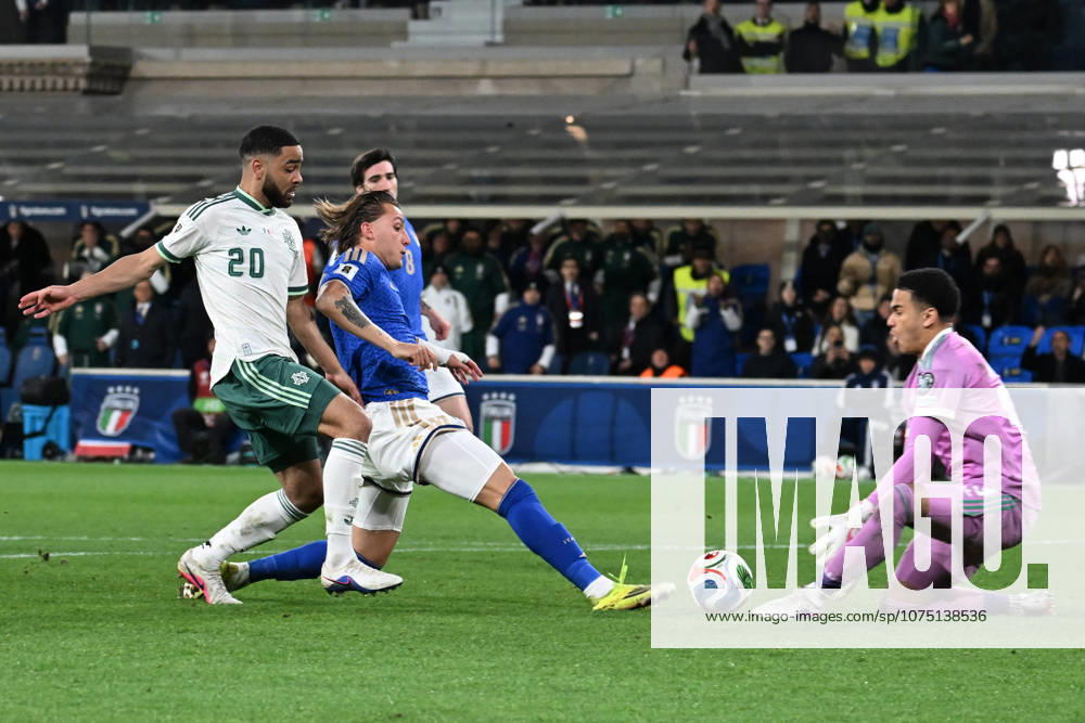 Soccer, FIFA World Cup, WM, Weltmeisterschaft, Fussball 2026 match between Italy-North Ireland Brodie Spencer of North Ireland,Mateo Retegui of Italy,Pierce Charles of North Ireland during playoff qualifier Fifa World Cup 2026 match between Italy-North Ireland at the gewiss stadium, Italy, March 26th, 2026. Imago-Images Emmefoto