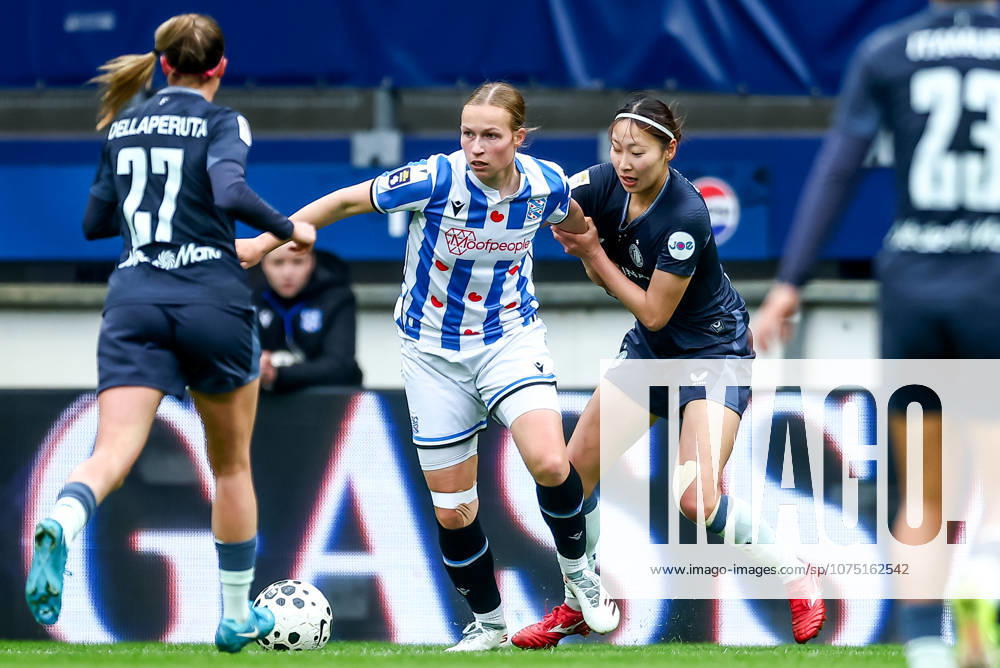 2026-03-29 sc Heerenveen v Feyenoord - Dutch Eurojackpot Vrouwen Eredivisie HEERENVEEN, NETHERLANDS - MARCH 29: Evi Maatman of sc Heerenveen battles for the ball with Akari Takeshige of Feyenoord during the Dutch Eurojackpot Vrouwen Eredivisie match between sc Heerenveen and Feyenoord at Abe Lenstra Stadion on March 29, 2026 in Heerenveen, Netherlands. Heerenveen Abe Lenstra Stadion Netherlands Content not available for redistribution in The Netherlands directly or indirectly through any third parties.