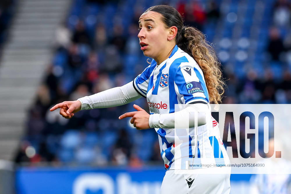 2026-03-29 sc Heerenveen v Feyenoord - Dutch Eurojackpot Vrouwen Eredivisie HEERENVEEN, NETHERLANDS - MARCH 29: Romaissa Boukakar of sc Heerenveen coaches her teammate during the Dutch Eurojackpot Vrouwen Eredivisie match between sc Heerenveen and Feyenoord at Abe Lenstra Stadion on March 29, 2026 in Heerenveen, Netherlands. Heerenveen Abe Lenstra Stadion Netherlands Content not available for redistribution in The Netherlands directly or indirectly through any third parties.