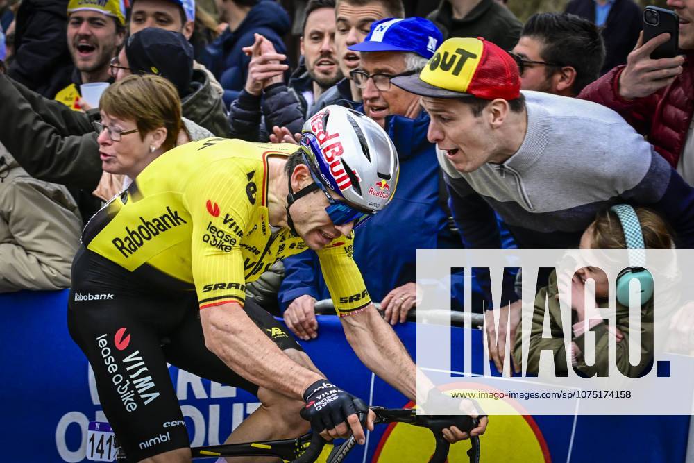 In Flanders Fields From Middelkerke to Wevelgem 2026 Cycling Race WEVELGEM, BELGIUM - MARCH 29 : Van Aert Wout (BEL) of Team Visma Lease a Bike during the 88th edition of In Flanders Fields From Middelkerke to Wevelgem an UCI World Tour 1.UWT one day cycling road race for Men Elite of 240 km with start in Middelkerke and finish in Wevelgem on March 29, 2026 in Wevelgem, Belgium, 29 03 2026 ( Motordriver Guy De Vuyst - Wevelgem Belgium