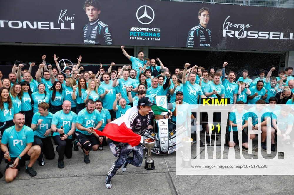 F1 - JAPANESE GRAND PRIX 2026 Mercedes AMG F1 Team, KIMI ANTONELLI Andrea (ita), Mercedes AMG F1 Team W16, portrait, celebrations during the Formula 1 Japanese Grand Prix 2026, 3rd round of the 2026 Formula One World Championship, WM, Weltmeisterschaft from March 27 to 29, 2026 on the Suzuka Circuit, in Suzuka, Japan - SuzukaJapan