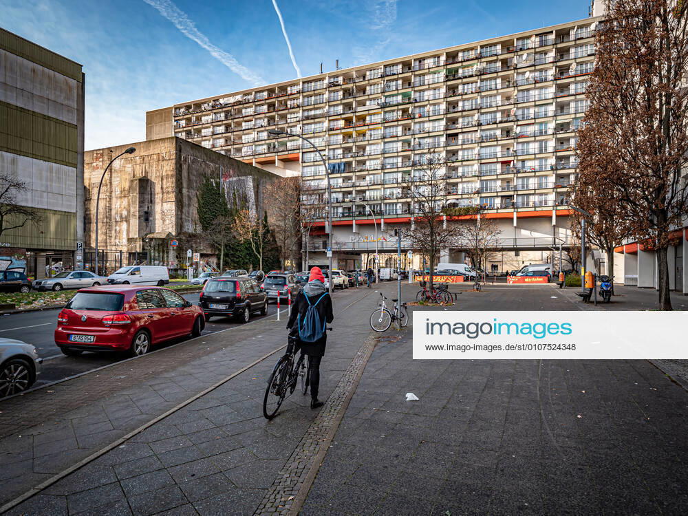 Berlin Schöneberg residential building PALLASSEUM at the Pallasstraße, bridge house, left the bunker, high bunker Berlin Schöneberg