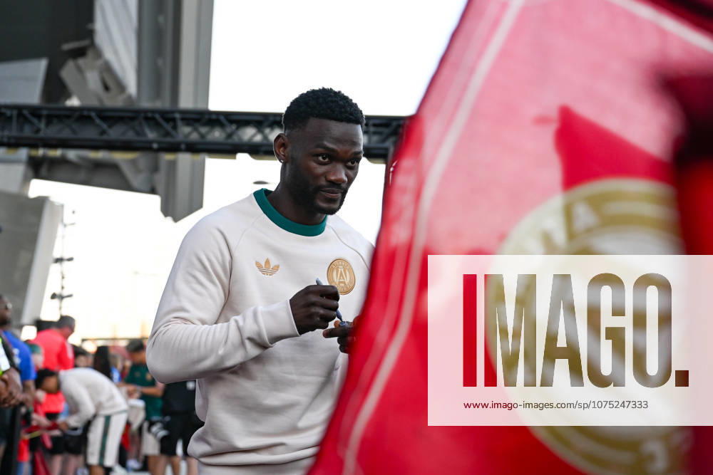 ATLANTA, GA - MARCH 21: AtlantaÕs Emmanuel Latte Lath 9 signs autographs prior to the start of the MLS, Fussball Herren, USA match between D.C. United and Atlanta United FC on March 21st, 2026 at Mercedes-Benz Stadium in Atlanta, GA. (Photo by Rich von Biberstein Icon Sportswire) SOCCER: MAR 21 MLS Atlanta United vs D.C. United Icon260321057