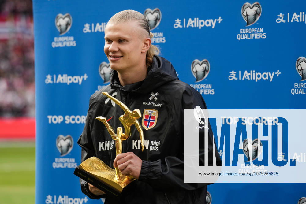Football, private international match Norway Switzerland Oslo, Norway 20260331 Erling Braut Haaland receives an award before the private international football match between Norway and Switzerland at Ullevaal Stadium Photo Fredrik Varfjell NTB Oslo Norway RESTRICTED USE FOR BETTING COMPANIES