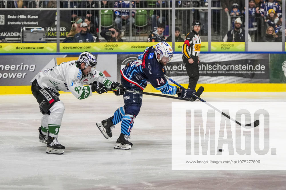 Running duel between Nickolas Latta Ravensburg Towerstars, 14 and Mike Fischer Bietigheim Steelers, 91 , GER, Ravensburg Towerstars vs Bietigheim Steelers, Ice Hockey, DEL2, Season 2025 2026, Playoff Quarterfinals, Game 7, 31 03 26 GER, Ravensburg Towerstars vs Bietigheim Steelers, Ice Hockey, DEL2, Season 2025 2026, Playoff Quarterfinals, Game 7, 31 03 26 Ravenburg