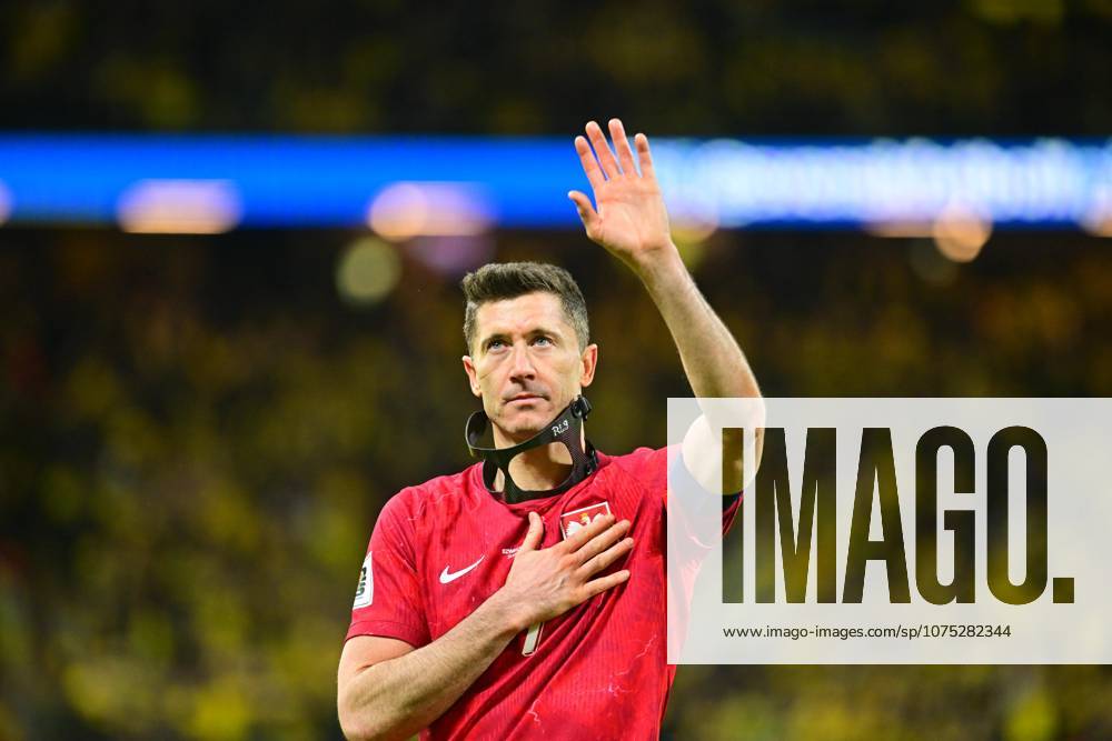 Robert Lewandowski of Poland thanks the fans after the World Cup 2026 qualifier match between Sweden and Poland at Strawberry Arena on March 31, 2026 in Solna, Sweden. (Peter Sonander SPP)
