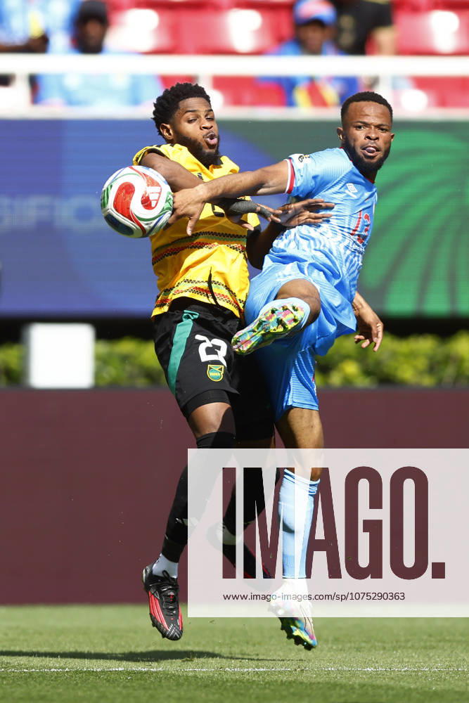 RD Congo v Jamaica - 2026 FIFA World Cup, WM, Weltmeisterschaft, Fussball Qualifying ZAPOPAN, MEXICO - MARCH 31: Meschack Elia (R) of RD Congo fights for the ball with Jahmali Waite (L) of Jamaica during a World Cup 2026 playoff qualifying football match between RD Congo and Jamaica, at the Guadalajara Stadium in Zapopan, Mexico on March 31, 2026. Stringer Anadolu Zapopan Mexico. Editorial use only. Please get in touch for any other usage.