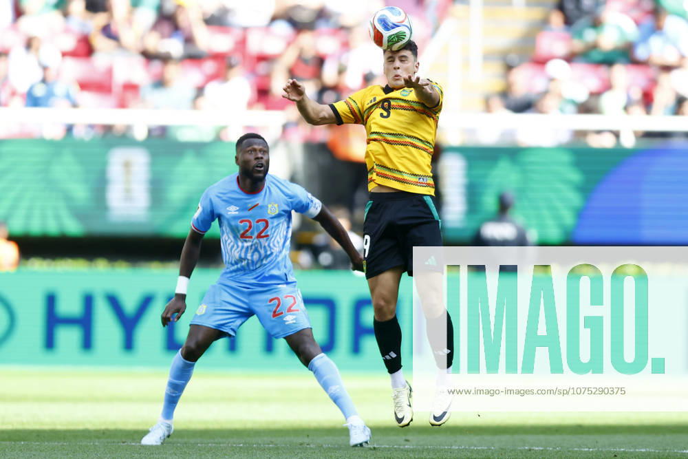 RD Congo v Jamaica - 2026 FIFA World Cup, WM, Weltmeisterschaft, Fussball Qualifying ZAPOPAN, MEXICO - MARCH 31: Chancel Mbemba (L) of RD Congo fights for the ball with Bailey Cadamarteri (R) of Jamaica during a World Cup 2026 playoff qualifying football match between RD Congo and Jamaica, at the Guadalajara Stadium in Zapopan, Mexico on March 31, 2026. Stringer Anadolu Zapopan Mexico. Editorial use only. Please get in touch for any other usage.