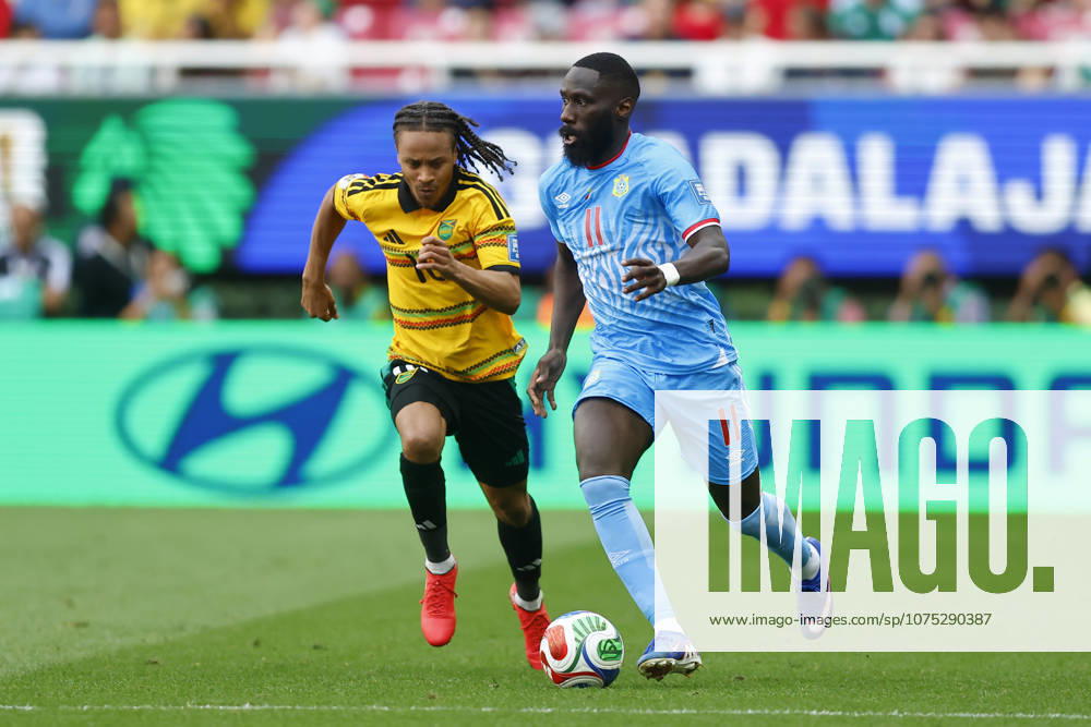 RD Congo v Jamaica - 2026 FIFA World Cup, WM, Weltmeisterschaft, Fussball Qualifying ZAPOPAN, MEXICO - MARCH 31: Arthur Masuaku (R) of RD Congo fights for the ball with Bobby De Cordova-Reid (L) of Jamaica during a World Cup 2026 playoff qualifying football match between RD Congo and Jamaica, at the Guadalajara Stadium in Zapopan, Mexico on March 31, 2026. Stringer Anadolu Zapopan Mexico. Editorial use only. Please get in touch for any other usage.