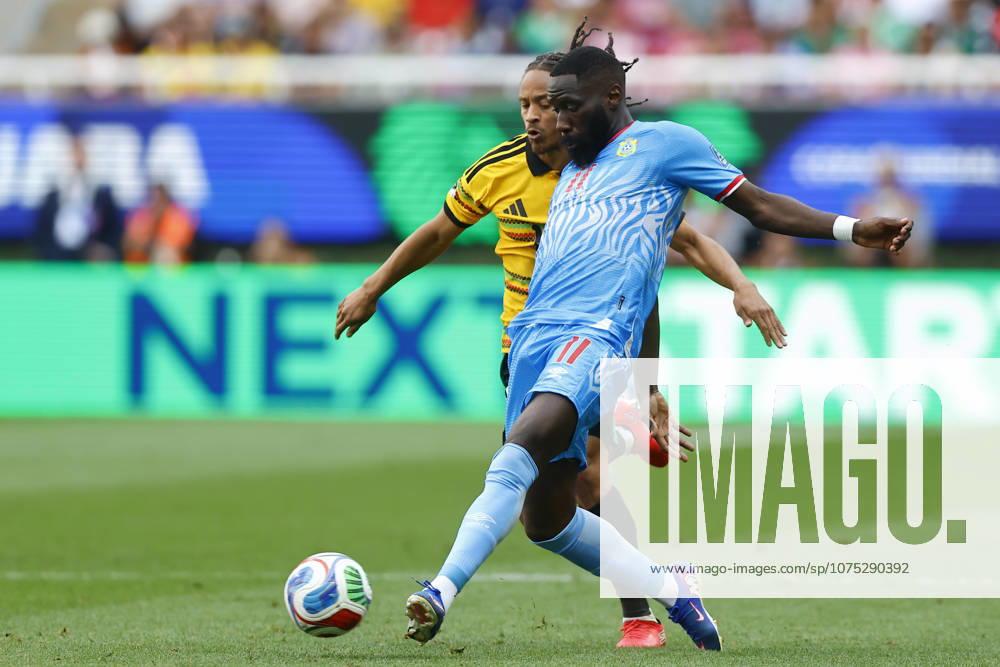 RD Congo v Jamaica - 2026 FIFA World Cup, WM, Weltmeisterschaft, Fussball Qualifying ZAPOPAN, MEXICO - MARCH 31: Arthur Masuaku (R) of RD Congo fights for the ball with Bobby De Cordova-Reid (L) of Jamaica during a World Cup 2026 playoff qualifying football match between RD Congo and Jamaica, at the Guadalajara Stadium in Zapopan, Mexico on March 31, 2026. Stringer Anadolu Zapopan Mexico. Editorial use only. Please get in touch for any other usage.