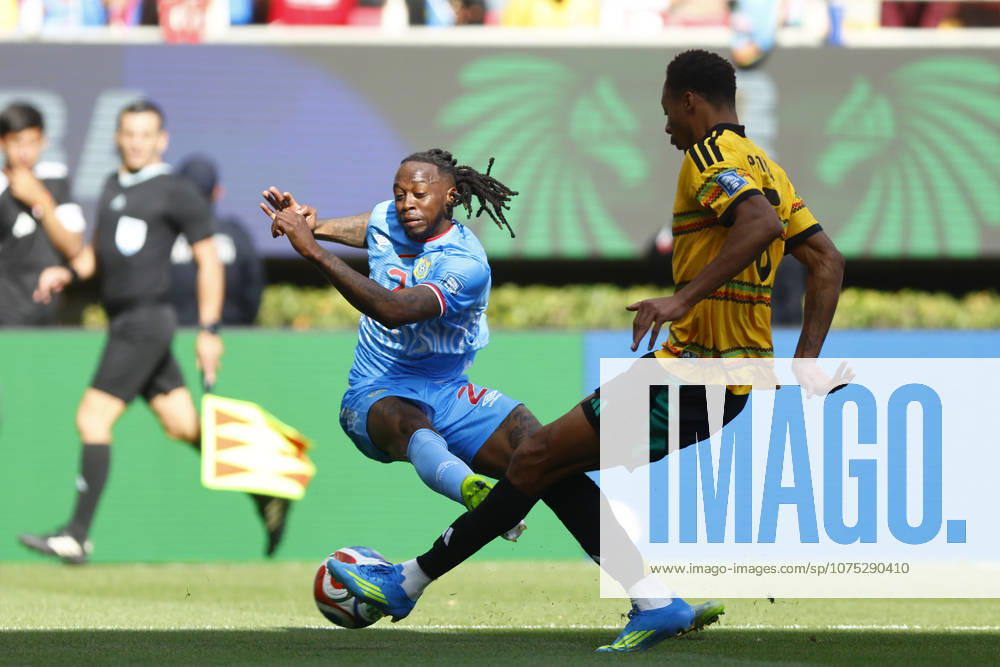 RD Congo v Jamaica - 2026 FIFA World Cup, WM, Weltmeisterschaft, Fussball Qualifying ZAPOPAN, MEXICO - MARCH 31: Aaron Wan-Bissaka (L) of RD Congo fights for the ball with Ethan Pinnock (R) of Jamaica during a World Cup 2026 playoff qualifying football match between RD Congo and Jamaica, at the Guadalajara Stadium in Zapopan, Mexico on March 31, 2026. Stringer Anadolu Zapopan Mexico. Editorial use only. Please get in touch for any other usage.