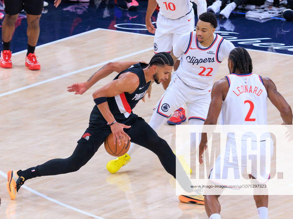 Toumani Camara 33 of the Portland Trail Blazers tries to get by Jordan Miller 22 and Kawhi Leonard 2 of the LA Clippers during a 2026 NBA, Basketball Herren, USA regular season game on Tuesday March 31, 2026 at Intuit Dome Arena in Inglewood, California. JAVIER ROJAS PI Inglewood USA - ZUMAp124 20260331_zaa_p124_005