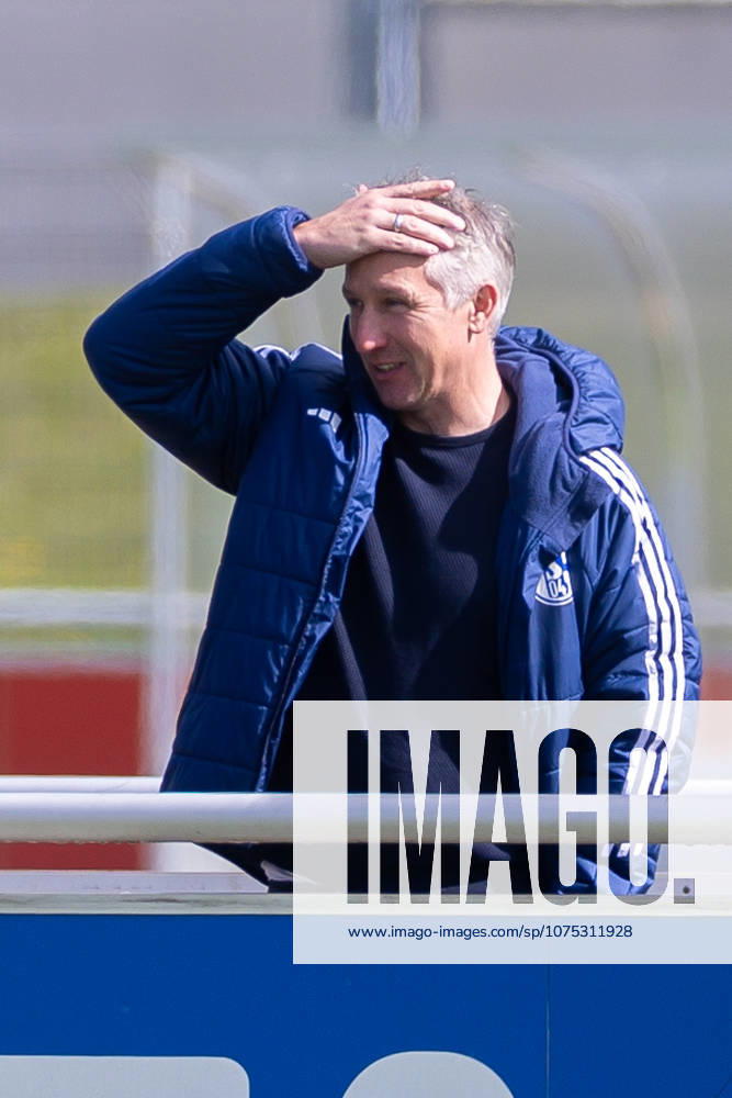 Football, Training of FC Schalke 04 Chief Sports Officer Frank Baumann FC Schalke 04 scratches his head Gelsenkirchen Training ground FC Schalke 04 NRW Germany xRHR PHOTO YYx