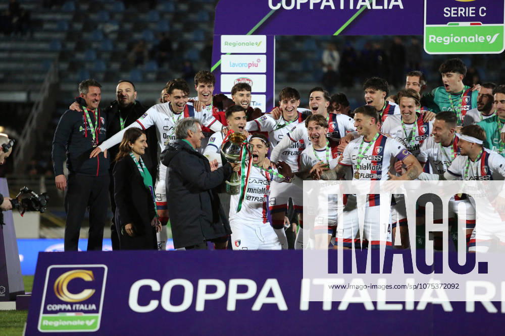 CALCIO - Coppa Italia Serie C - Final - Latina Calcio vs Potenza Calcio Gianfranco Zola hands the cup to the players of Potenza Calcio during the Coppa Italia Serie C Regionale Trenitalia Final between Latina Calcio vs Potenza Calcio , 1 april 2026 at the Domenico Francioni Stadium, Latina Italy. Latina Italy
