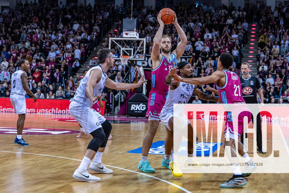 Melvin Jostmann Telekom Baskets Bonn, 12 with Joel Sadu Aminu Telekom Baskets Bonn, 21 vs DJ Damariae Horne MLP Academics Heidelberg, 00 , Paul Zipser MLP Academics Heidelberg, 09 , DJ Damariae Horne MLP Academics Heidelberg, 00 Telekom Baskets Bonn vs MLP Academics Heidelberg, Basketball, easy Credit BBL, 27 Matchday, 2025 2026, 02 04 2026 Telekom Baskets Bonn vs MLP Academics Heidelberg, Basketball, easy Credit BBL, 27 Matchday, 2025 2026, 02 04 2026 Bonn