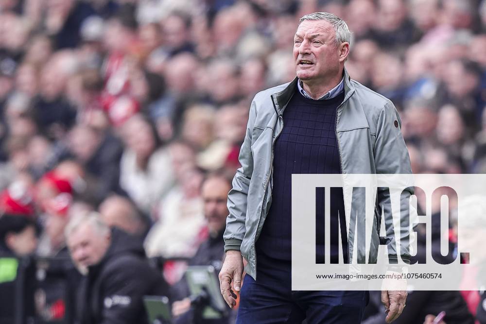 , Philips stadium , season 2025 2026 , Dutch Eredivisie football , match between PSV and FC Utrecht , picture shows , FC Utrecht coach Ron Jans PSV - Utrecht x202832008x