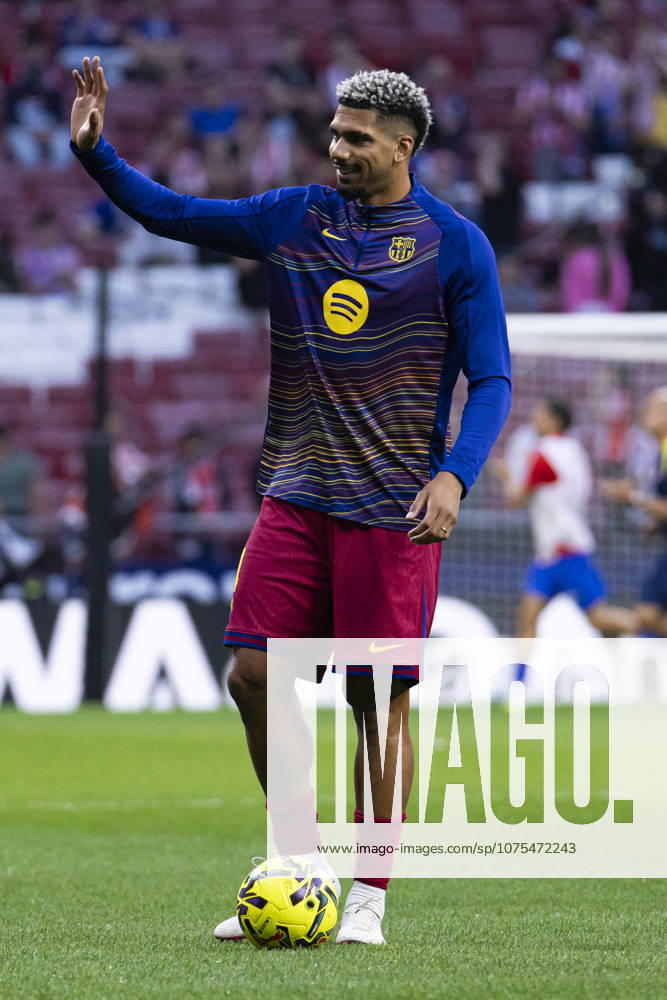 Atletico de Madrid v FC Barcelona, on the 30th matchday of the 2025 26 Spanish First Division April 04, 2026, Madrid, Madrid, Spain Ronald Araujo of FC Barcelona during the warm up of the official anthem before the match between ATLETICO DE MADRID vs FC Barcelona, on the 30th matchday of the 2025 26 Spanish First Division, played at the Civitas stadium, Madrid, Spain ATLETICO DE MADRID Vs FC BARCELONA La Liga EA Match, Season 25 26 Madrid Madrid Spain