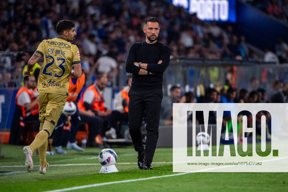 PORTO, PORTUGAL - APRIL 03: FRANCESCO FARIOLI head coach of FC Porto is seen on action during the Liga Portugal Betclic 2025 26 League match between FC Porto and FC Famalicao, at Estadio do Dragao on April 03, 2026 in Porto, Portugal Porto Portugal - ZUMAl192 20260404_zsp_l192_001