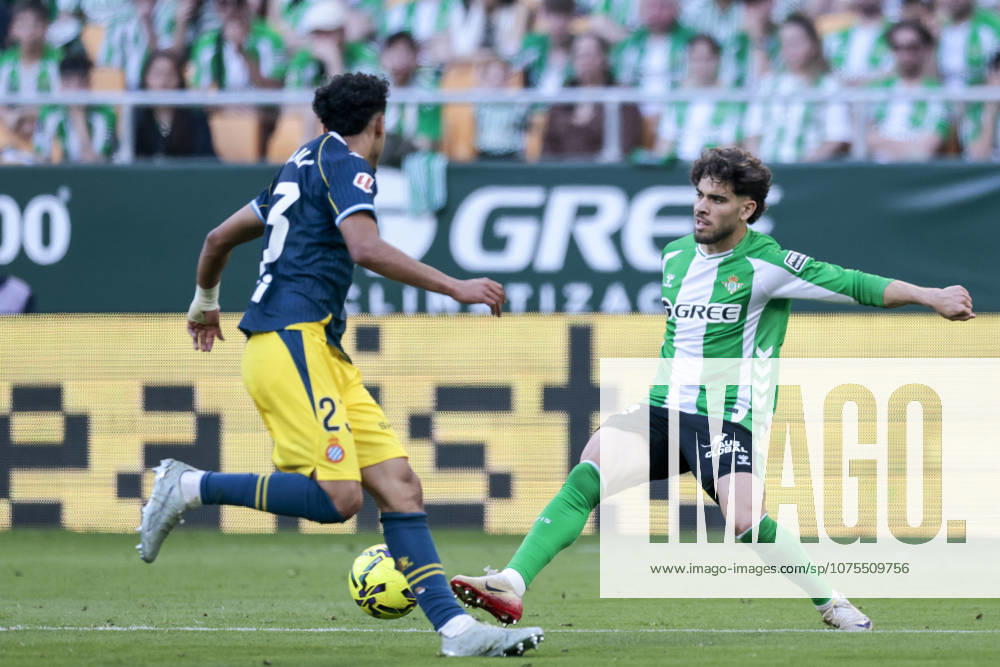 Real Betis Balompie v RCD Espanyol de Barcelona - LaLiga EA Sports Ez Abde of Real Betis runs with the ball during the La Liga EA Sports match between Real Betis and RCD Espanyol de Barcelona at La Cartuja Stadium in Seville, Spain, on April 4, 2026. Seville Spain
