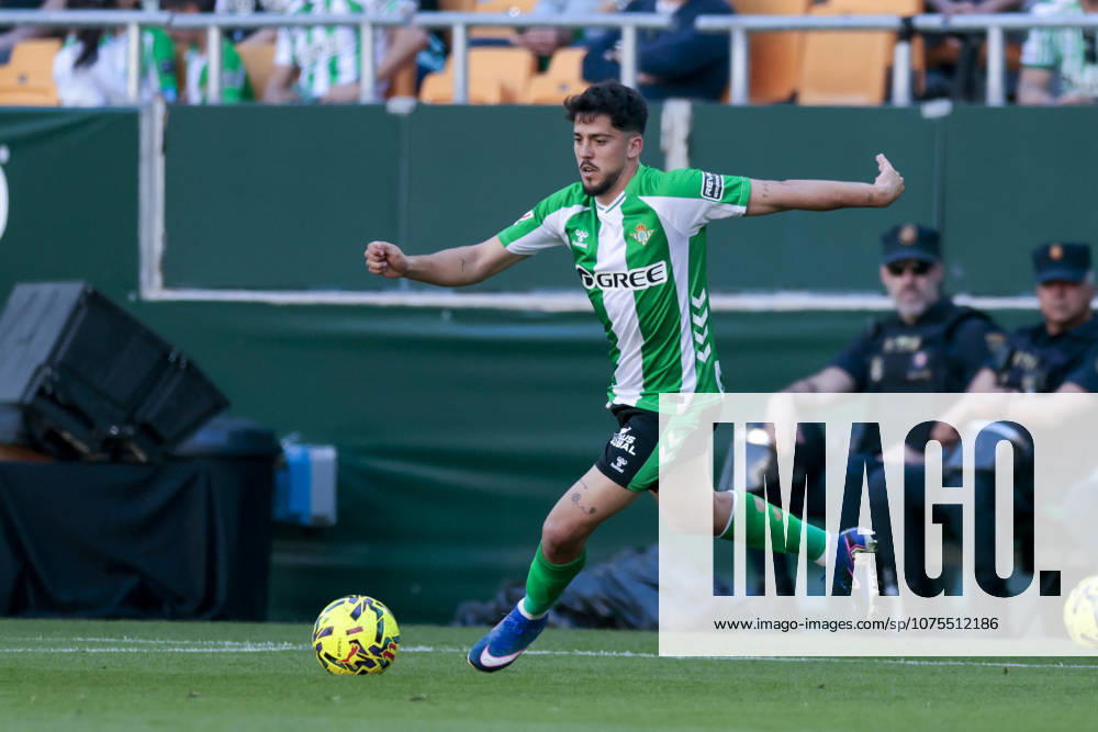 Real Betis Balompie v RCD Espanyol de Barcelona - LaLiga EA Sports Pablo Fornals of Real Betis passes the ball during the La Liga EA Sports match between Real Betis and RCD Espanyol de Barcelona at La Cartuja Stadium in Seville, Spain, on April 4, 2026. Seville Spain