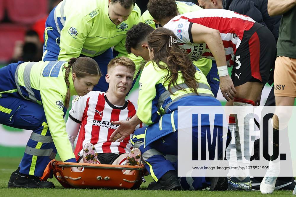 EINDHOVEN - Jerdy Schouten of PSV Eindhoven leaves the pitch injured on a stretcher during the Dutch Eredivisie match between PSV Eindhoven and FC Utrecht at the Philips Stadium on April 4, 2026, in Eindhoven, the Netherlands. MAURICE VAN STEEN ANP Eredivisie 2025-2026 ANPxSportx xMauricexvanxSteenxIVx 555084187 originalFilename: 555084187