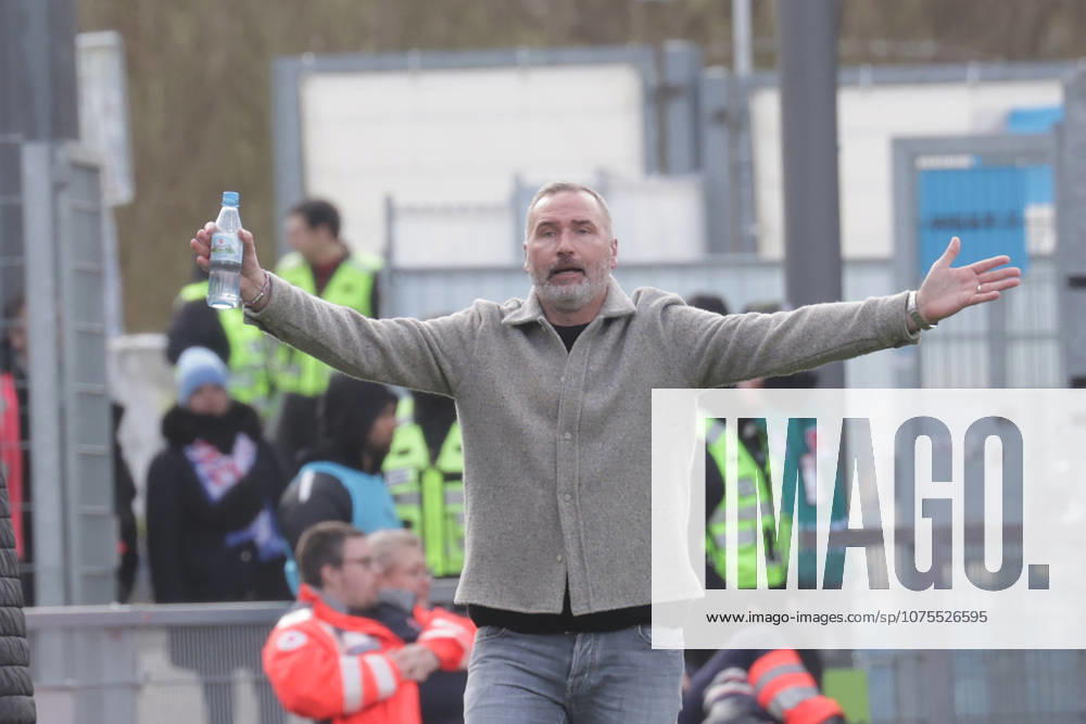 Coach Tim Walter Holstein Kiel Football, Men, Season 2025 2026, 2 BL, Holstein Stadion, Holstein Kiel vs Preussen Muenster, 0 0 DFL REGULATIONS PROHIBIT ANY USE OF PHOTOGRAPHS AS IMAGE SEQUENCES AND OR QUASI VIDEO