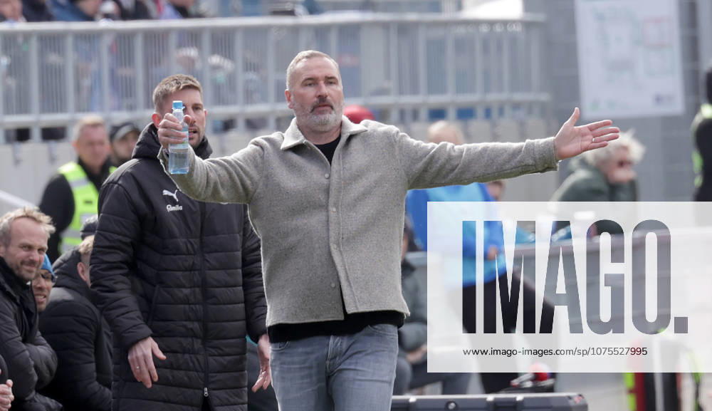 Coach Tim Walter Holstein Kiel Football, Men, Season 2025 2026, 2 BL, Holstein Stadion, Holstein Kiel vs Preussen Muenster, 0 0 DFL REGULATIONS PROHIBIT ANY USE OF PHOTOGRAPHS AS IMAGE SEQUENCES AND OR QUASI VIDEO