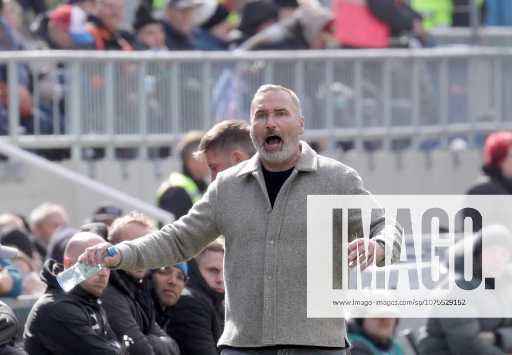 Coach Tim Walter Holstein Kiel Football, Men, Season 2025 2026, 2 BL, Holstein Stadion, Holstein Kiel vs Preussen Muenster, 0 0 DFL REGULATIONS PROHIBIT ANY USE OF PHOTOGRAPHS AS IMAGE SEQUENCES AND OR QUASI VIDEO